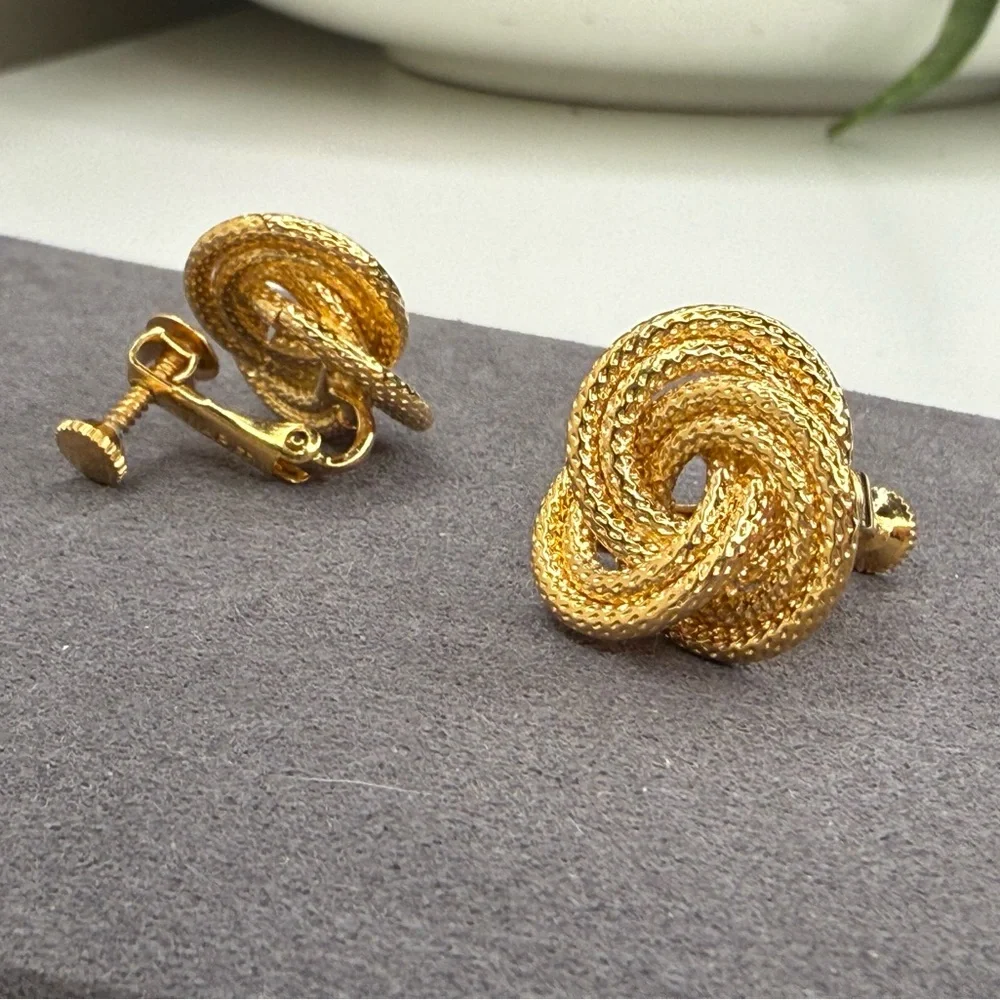 Vintage Napier Gold Knot Earrings 60s Rope Love Knot Screw Back Clip-On Jewelry - Picture 6 of 7